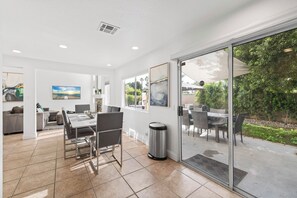 Dining - BACH PAD near Palm Springs, CA Golf, Hockey, Festivals - 5br Spacious,Pool, Spa (Indio)