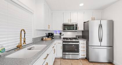 BACH PAD near Palm Springs, CA Golf, Hockey, Festivals - 5br Spacious,Pool, Spa