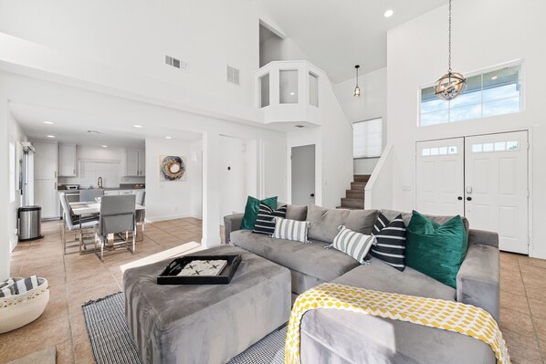 Smart TV, foosball - BACH PAD near Palm Springs, CA Golf, Hockey, Festivals - 5br Spacious,Pool, Spa (Indio)