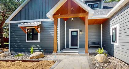 Picturesque Lakefront Home with Foosball, Gas Grill, Fire pit, Dock & WIFI