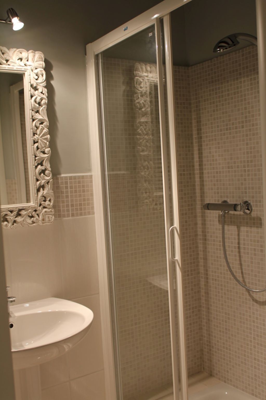 Hårføner, bidé, håndklær og såpe