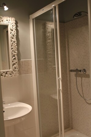 Een haardroger, een bidet, handdoeken, zeep