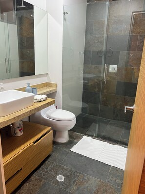 Shower, towels, soap, shampoo - Hermoso espacio para gente de buen gusto (Cali)