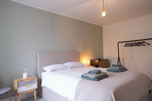 3 Schlafzimmer, Schreibtisch, Bügeleisen/Bügelbrett, Reisekinderbett