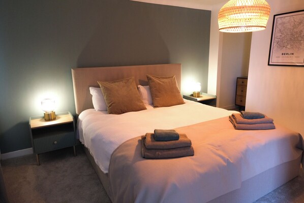 3 bedrooms, desk, iron/ironing board, travel crib