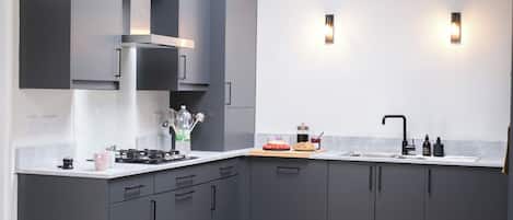 Geladeira, micro-ondas, fogão, cooktop