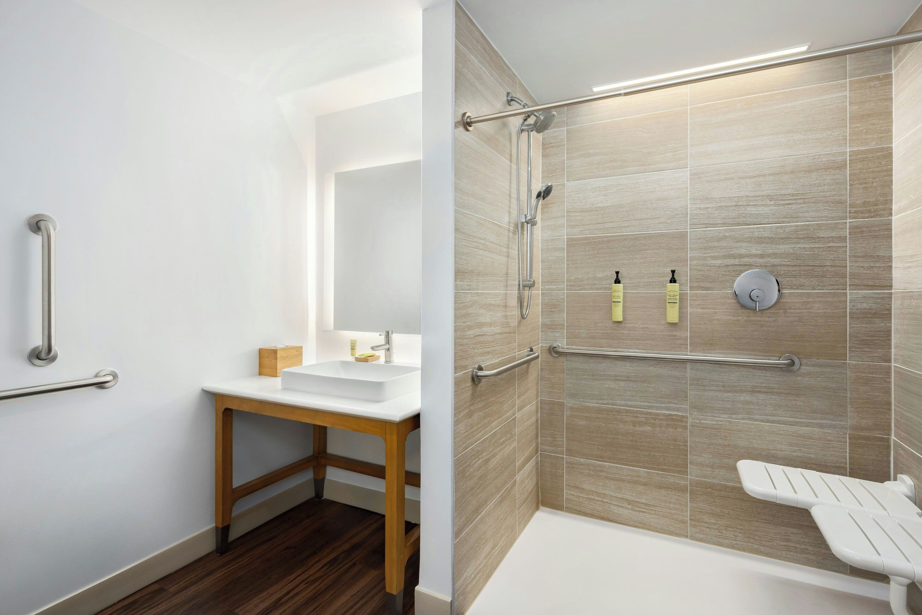 Une salle de bain moderne équipée d’une douche, d’un lavabo et de toilettes.