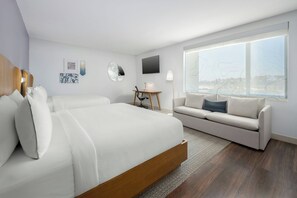 Skrivbord, arbetsyta för laptop och mörklÀggningsgardiner