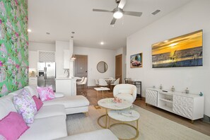 Smart-TV, bordtennis, bøker og kontorer