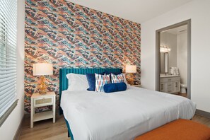 2 soverom, skrivebord, strykejern/-brett og reiseseng for barn