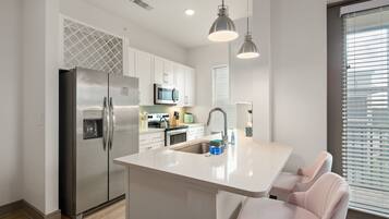 Kjøleskap, mikrobølgeovn, ovn og kokeplater