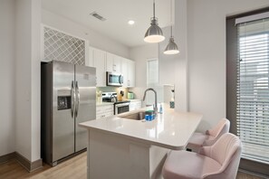 Fridge, microwave, oven, stovetop - Beachy Dream 3BR/2BA w./ Pool, Gym, and Theater (Naples)