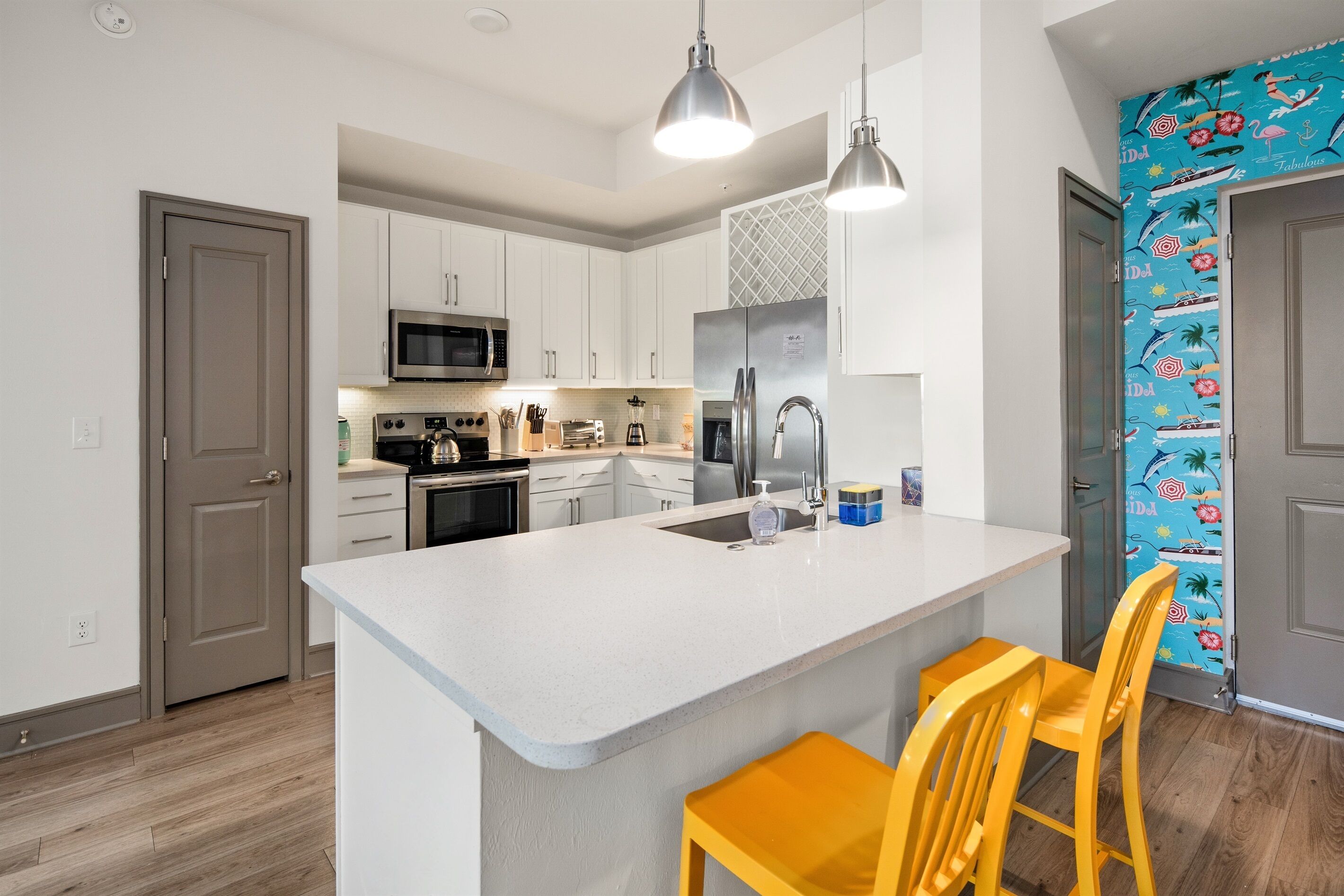 Køleskab, mikrobølgeovn, ovn, kogeplade