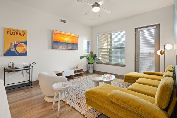 Smart TV, table tennis, books, offices - Tropical Oasis 2BR/2BA w./ Pool, Gym, and Theater (Naples)