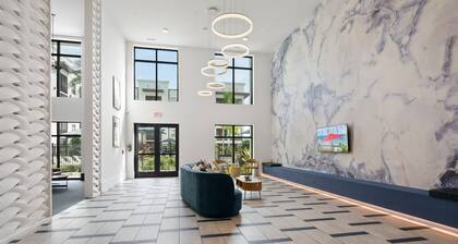 Tropical Oasis 2BR/2BA w./ Pool, Gym, and Theater