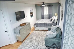 3 bedrooms, iron/ironing board, WiFi, bed sheets - Lackland AFB / Seaworld Get Away
(San Antonio)