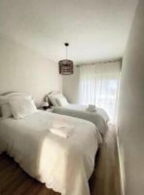 2 habitaciones, tabla de planchar con plancha, wifi y ropa de cama
