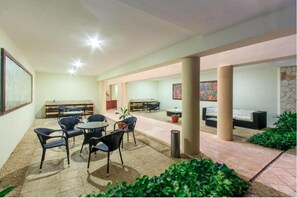 Coin salon dans le hall