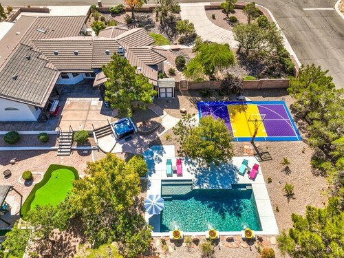 Vegas 6BR Pop Art Mansion, Heated Pool Spa, Basketball, Pickleball, Mini Golf