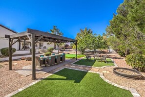 Outdoor dining - Vegas 6BR Pop Art Mansion, Heated Pool Spa, Basketball, Pickleball, Mini Golf (Henderson)
