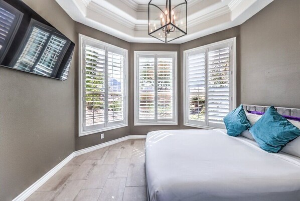 6 عدّة غرف نوم ومكواة/لوح كي وسرير سفر وواي فاي