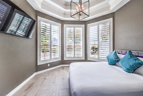 Vegas 6BR Pop Art Mansion, Heated Pool Spa, Basketball, Pickleball, Mini Golf