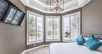 Vegas 6BR Pop Art Mansion, Heated Pool Spa, Basketball, Pickleball, Mini Golf