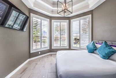 Vegas 6BR Pop Art Mansion, Heated Pool Spa, Basketball, Pickleball, Mini Golf