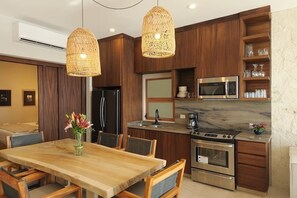 Refrigerador, microondas, horno y parrilla de estufa 