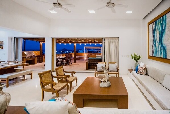 TV - Casa Monet: Elegant Ocean View Retreat (Cabo San Lucas)