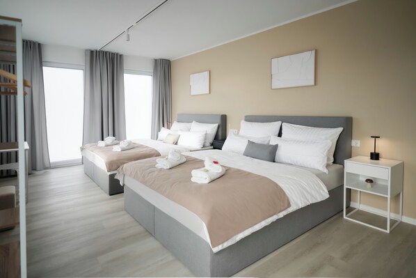 3 soverom, skrivebord, strykejern/-brett og reiseseng for barn