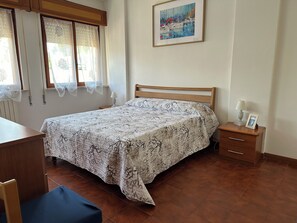 3 slaapkamers, een strijkplank/strijkijzer, wifi, beddengoed