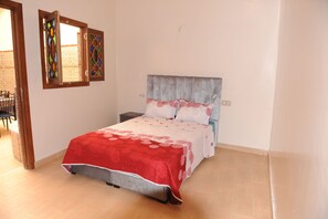 2 quartos, escrivaninha, Wi-Fi de cortesia, roupa de cama