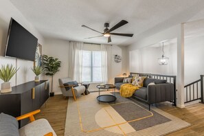 Fernseher, Kamin, Tischtennisplatte
