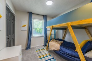 4 Schlafzimmer, Schreibtisch, Bügeleisen/Bügelbrett, Reisekinderbett