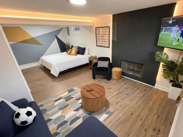 4 habitaciones, escritorio y tabla de planchar con plancha 