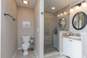 Shower, jetted bath, hair dryer, towels - Rare NEW 2/2 Condo in Naples with Lake & Golf View! Home Away from Home (Naples)