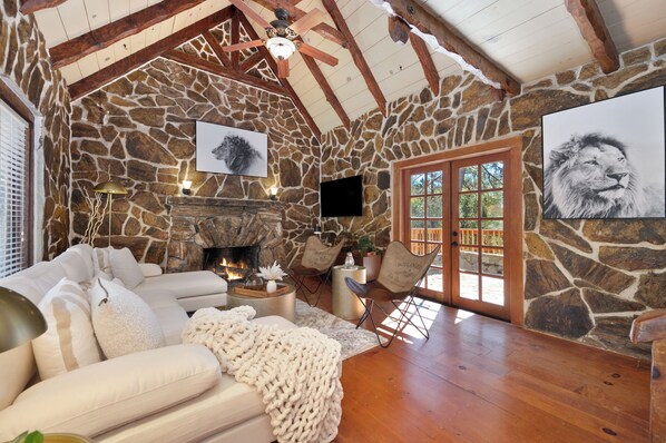 Smart TV - Lester Cabin 5min to Downtown Auburn 20min to Roseville next to Mountain Biking (Auburn)