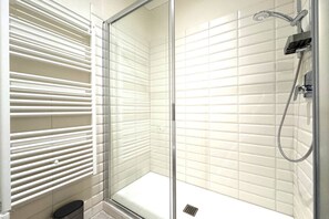 Regadera, secadora de cabello, bidet, toallas 