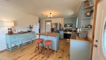 Jääkaappi, mikroaaltouuni, uuni, liesi