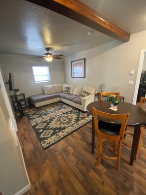 Smart TV - Downtown! Charming 2-bedroom house with AC, WiFi in fabulous Montrose (Montrose)