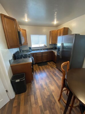 Microwave, oven, stovetop - Downtown! Charming 2-bedroom house with AC, WiFi in fabulous Montrose (Montrose)