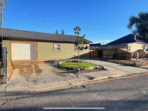 Property grounds - Downtown! Charming 2-bedroom house with AC, WiFi in fabulous Montrose (Montrose)