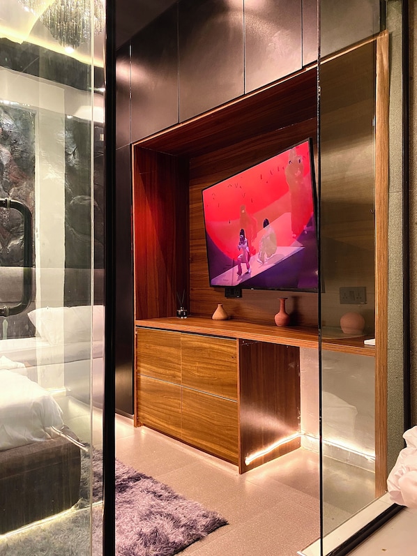 1 bedroom, in-room safe, desk, iron/ironing board