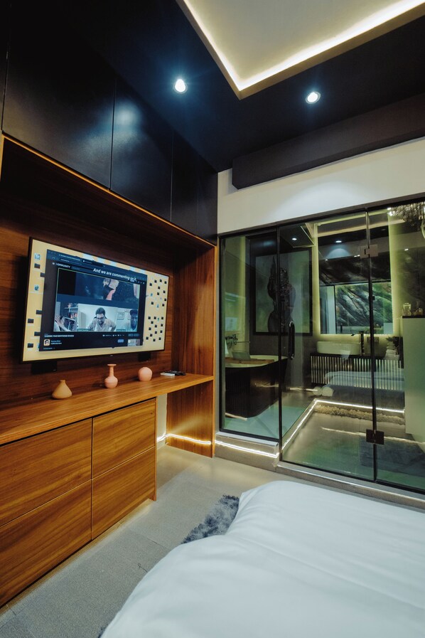 1 bedroom, in-room safe, desk, iron/ironing board