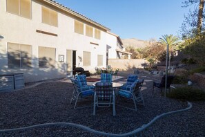 Un espace extérieur aménagé avec des meubles de jardin et un barbecue.