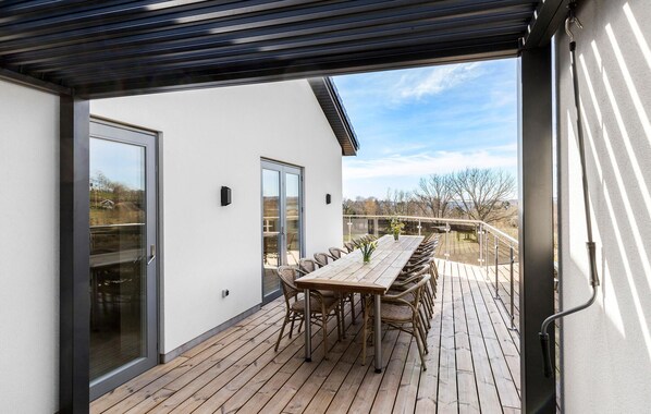 تناول الطعام بالخارج