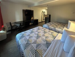 Escritorio, cortinas opacas, wifi gratis y ropa de cama