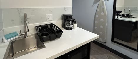 Réfrigérateur, micro-ondes, plaque de cuisson, cafetière/bouilloire