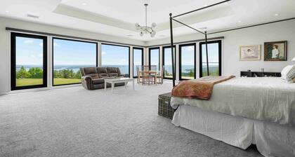 Modern Lakefront Estate / Hot Tub • Gym